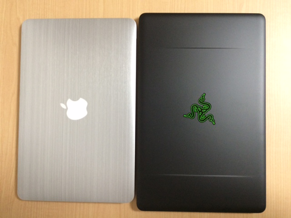 Macbook Air 11とRazer Blade Stealthの大きさ比較