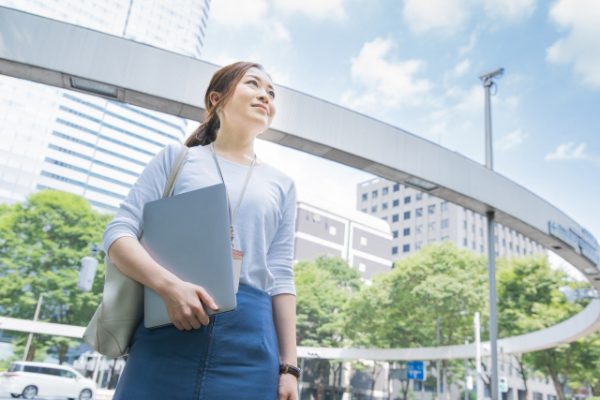 オフィス街の女性