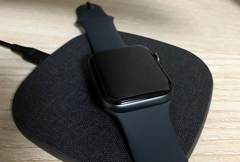 Apple WatchをQi充電器に置いてみた